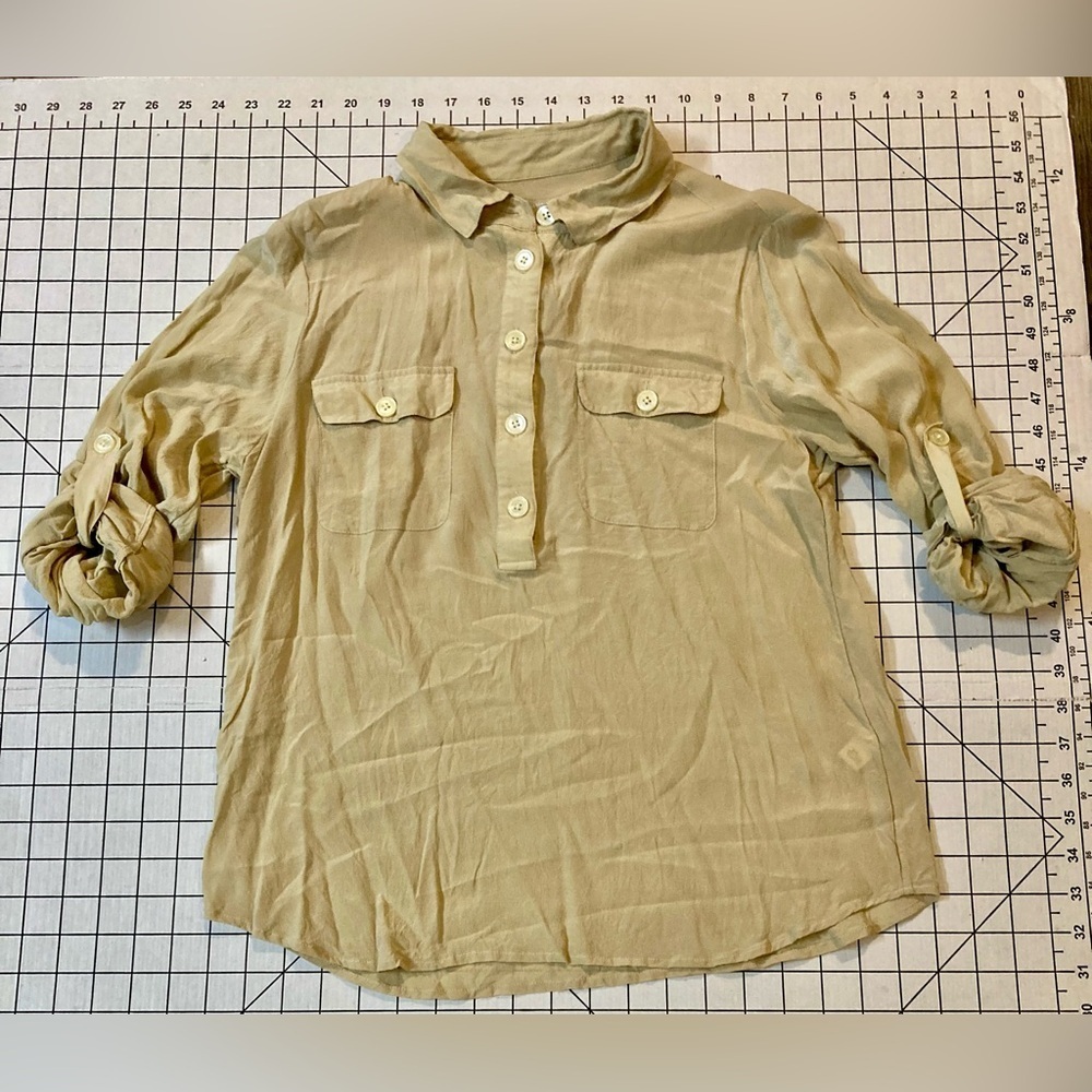 Banana Republic Women’s Size Medium Tan Silk Button Up Blouse